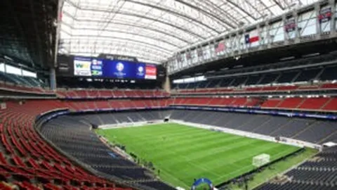 伯克加盟广东后新纪录诞生，斩获30+10双数据盛举